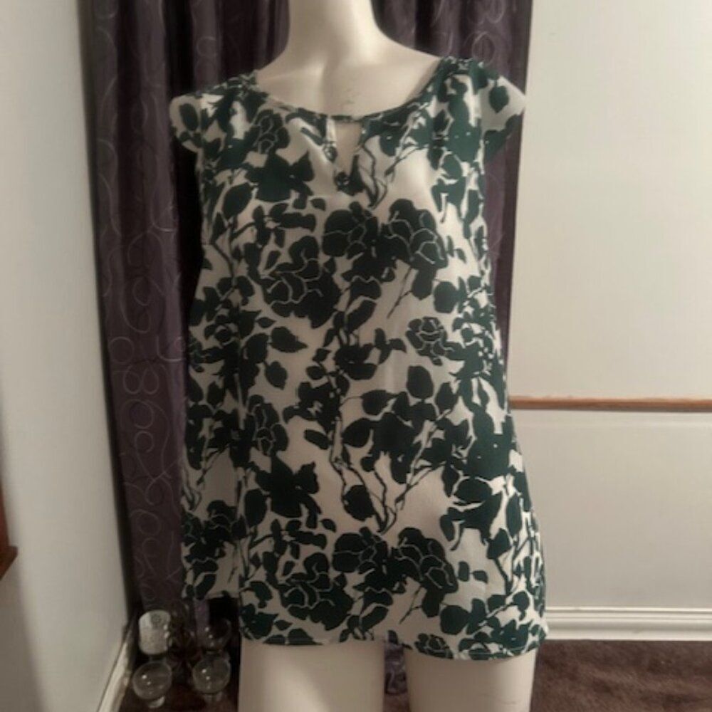 Emory Rose Green/White Floral print peep hole front scallop sleeves top, size 2X